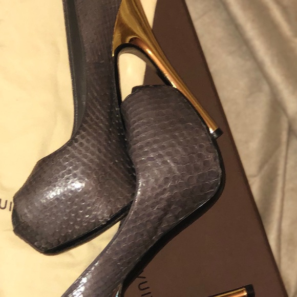 Louis Vuitton Grey🐍Python Rare Heels🔥🔥🔥 - Picture 6 of 8